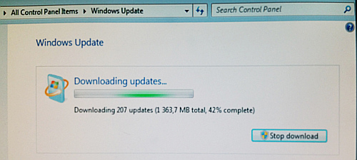 Ekraanil tekst: "Windows Update. Downloading updates... Downloading 207 updates...."